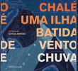 O chalé é uma ilha batida de vento e chuva