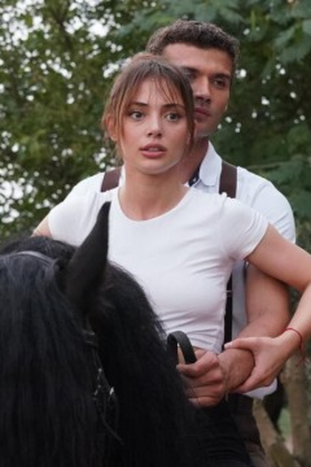 Poster de Episódio Bir Gün Daha (2022)