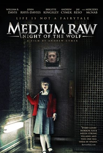 Medium Raw: Night of the Wolf - Poster / Capa / Cartaz - Oficial 4