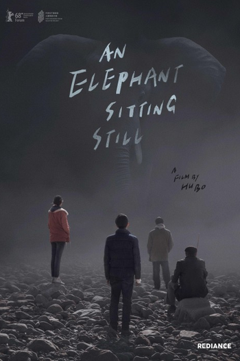  de Filme Um Elefante Sentado Quieto (2018)