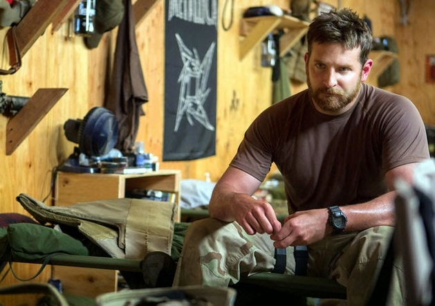 Pelí­cula Criativa: Bradley Cooper vive o sniper mais letal da história em "Sniper Americano"