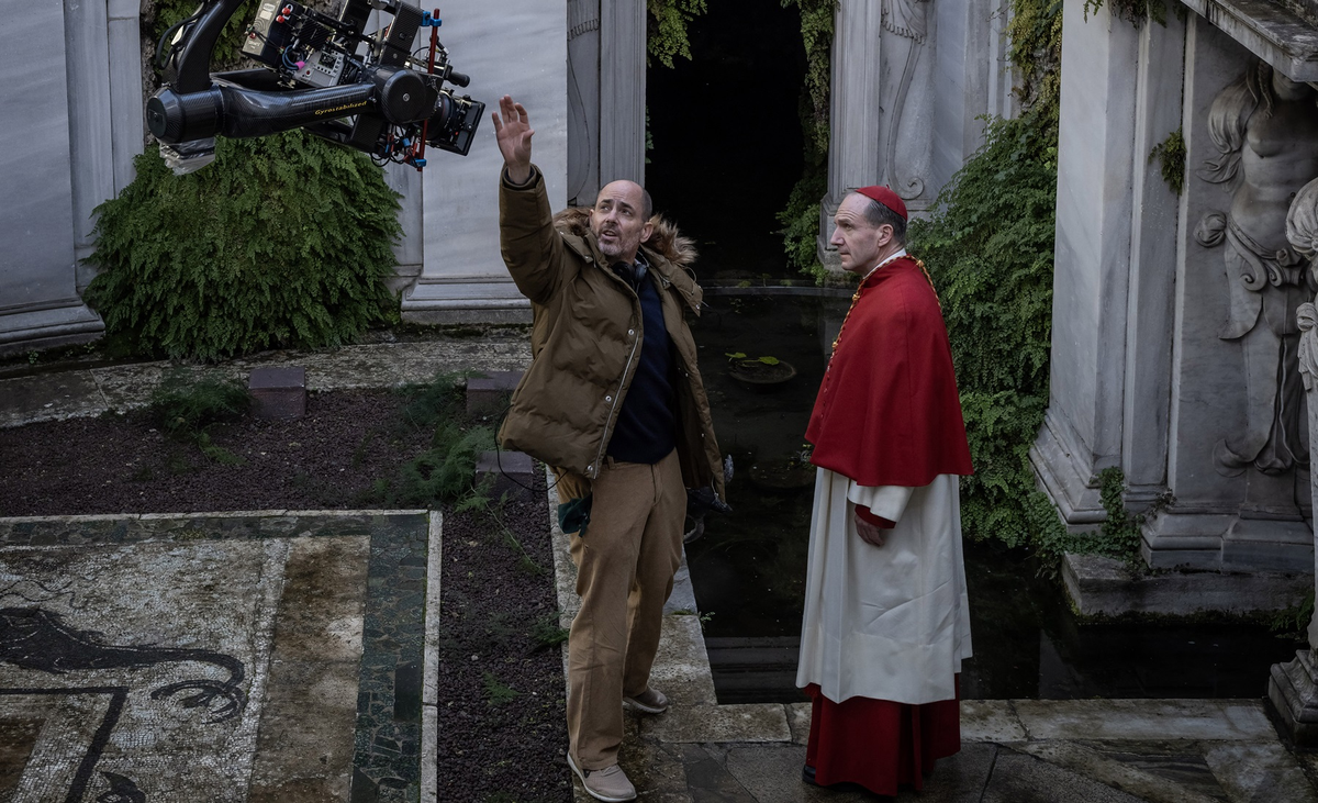 Edward Berger questiona poder e fé em Conclave