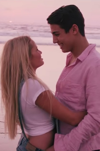  de Curta Alli Simpson: Notice Me (2013)