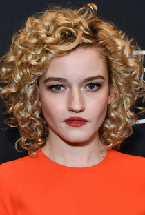 Julia Garner - Poster 1