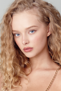 Amiah Miller - Poster 1