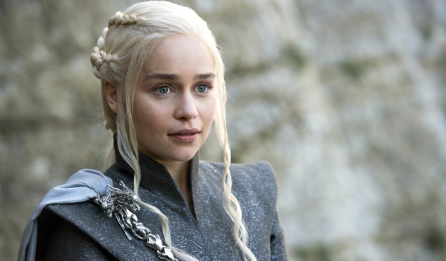 Emilia Clarke faz tatuagem em homenagem a Game of Thrones