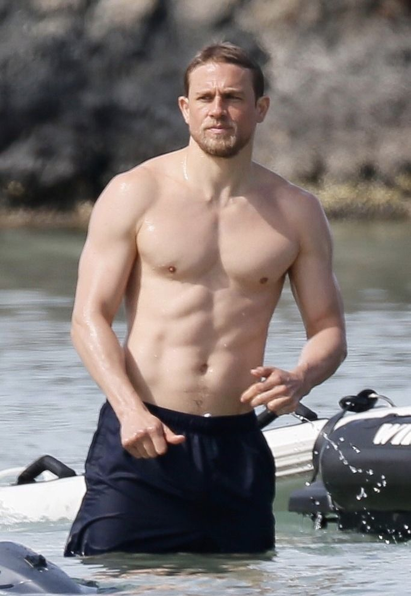 Charlie Hunnam - Foto 14
