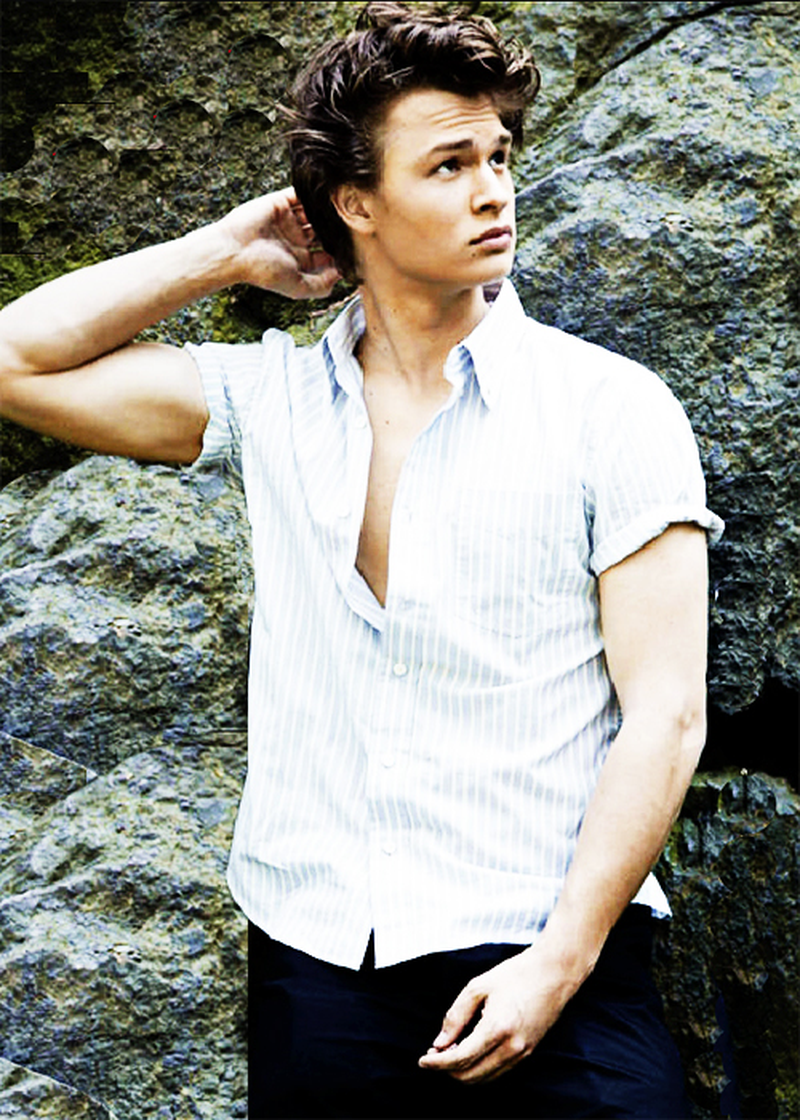 Ansel Elgort - Foto 11