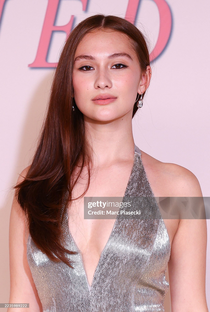 Lola Tung - Poster 1