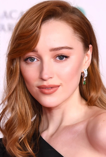 Phoebe Dynevor - Poster 1