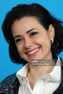 Özgü Namal - Poster 1