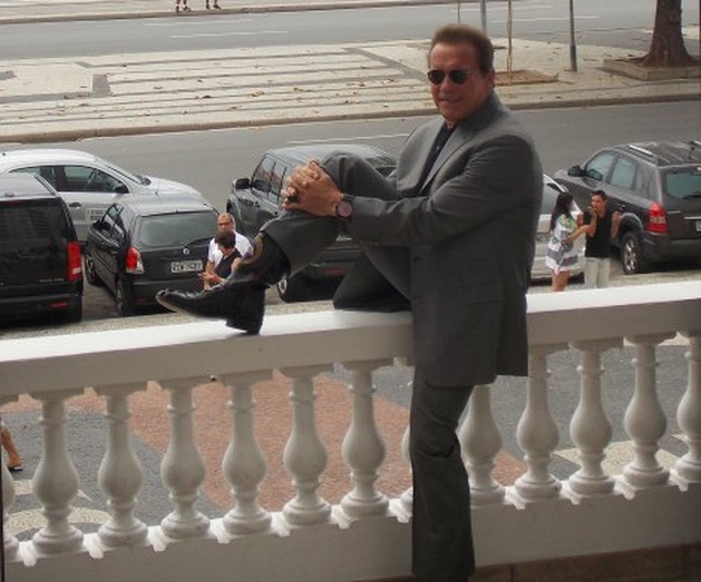 Arnold Schwarzenegger exibe bom humor e disposição no RJ