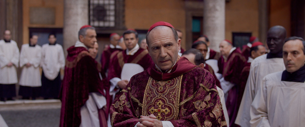 Ralph Fiennes vive homem de fé perturbada em Conclave