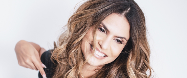 Aline Barros assina contrato com a Paris Entretenimento