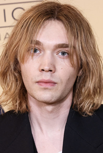 Charlie Plummer - Poster 1