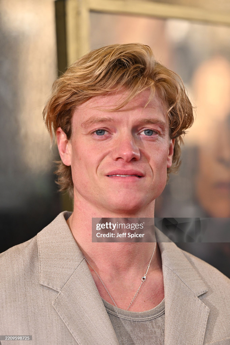 Tom Rhys Harries - Foto 1