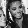 Elizabeth Banks divulga foto com elenco de As Panteras