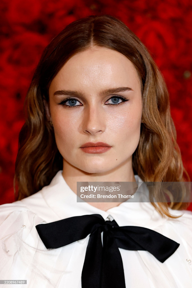 Olivia DeJonge - Foto 1