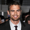 Theo James - Foto 5