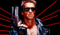 Linda Hamilton e Schwarzenegger recriam foto clássica