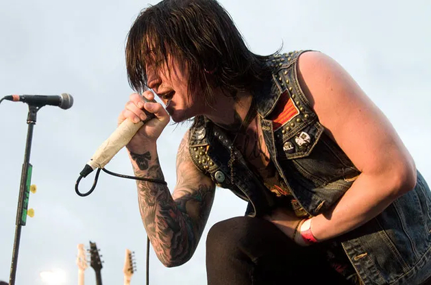 Vocalista do Falling In Reverse ironiza banda lacradora!
