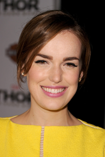 Elizabeth Henstridge - Poster 1
