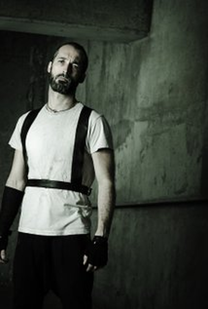 Adam Burton - Foto 1