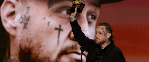 Jelly Roll se emociona no Grammy 2026 e faz discurso comovente sobre fé e redenção.