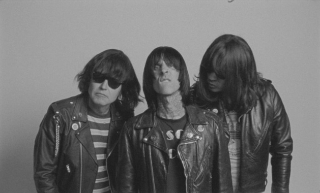 blink-182 explica o que é Punk e celebra os Ramones em clipe da inédita “DANCE WITH ME”