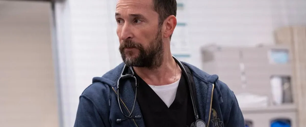 Noah Wyle explica por que a 2ª temporada de “The Pitt” se passa no Dia da Independência
