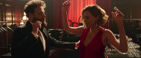 Charlize Theron surpreende Seth Rogen em trailer de Casal Improvável
