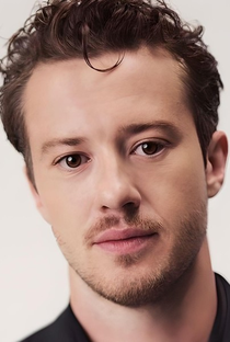 Joseph Quinn - Poster 1