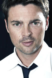 Karl Urban - Poster / Capa / Cartaz - Oficial 1