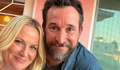 Amy Poehler sugere mais romance em The Pitt