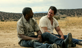 Denzel Washington e Mark Wahlberg em várias cenas de “2 Guns”