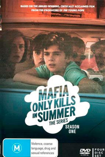 A Máfia Só Mata no Verão (1ª Temporada) - Poster / Capa / Cartaz - Oficial 4