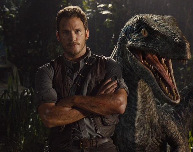 Jurassic World: veja Chris Pratt ao lado de um velociraptor em nova imagem do filme