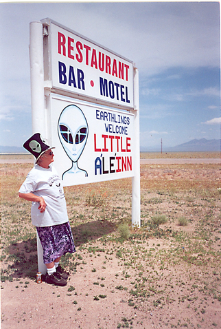 Poster 1 de Filme Alien Highway (2013)