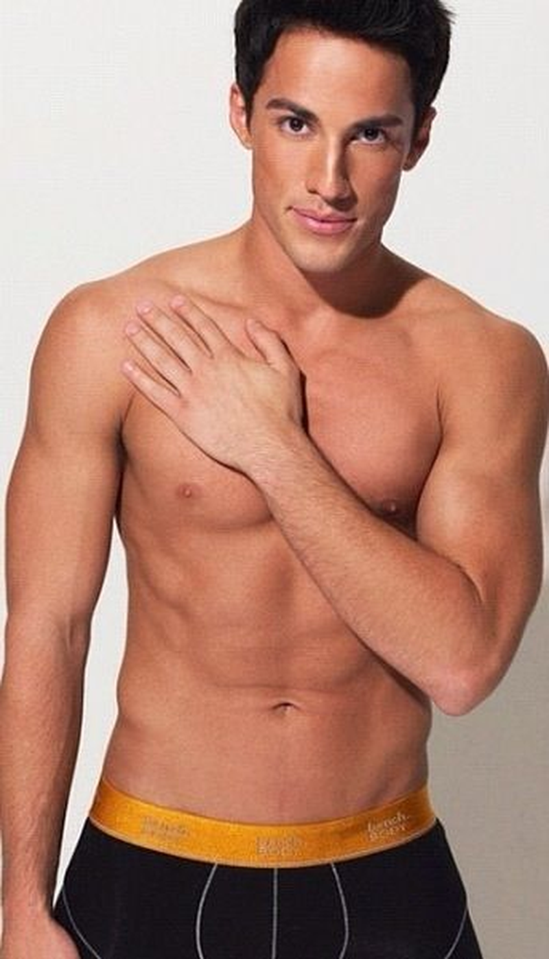Michael Trevino (I) - Foto 1