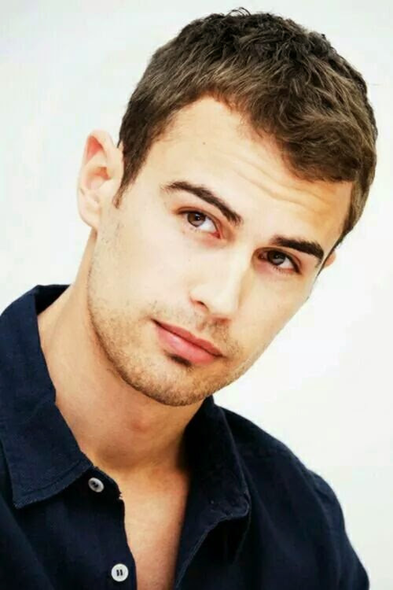 Theo James - Foto 7