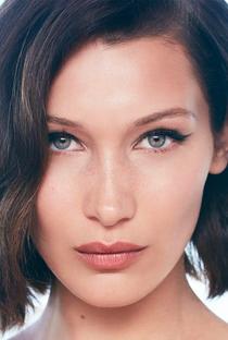 Bella Hadid - Poster 1