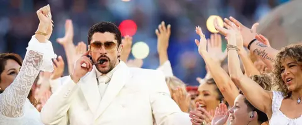 Show de Bad Bunny no Super Bowl vira palco de militância política
