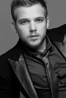 Max Thieriot - Poster 5