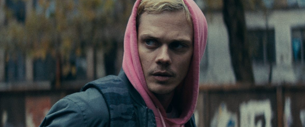 Bill Skarsgård cai na armadilha de Anthony Hopkins em trailer de Confinado