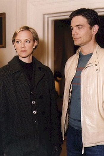 Poster de Episódio Shadows Rising (1) (2002)