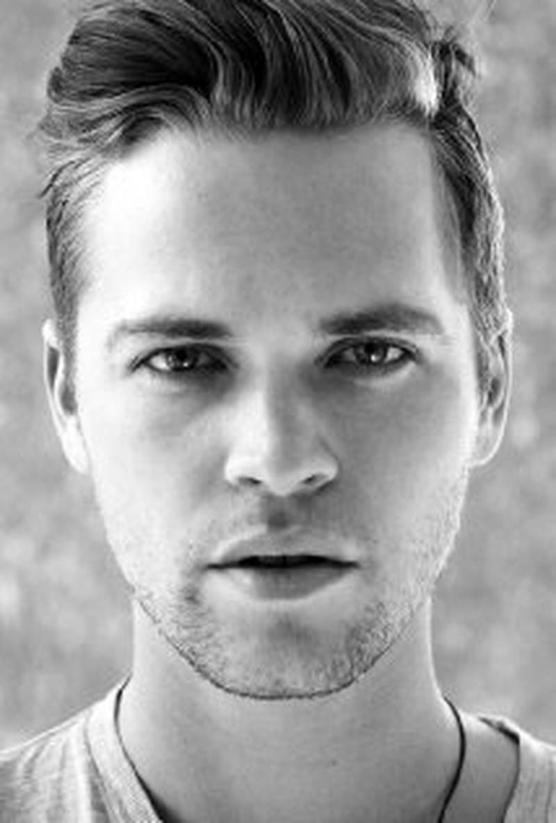 Alexander Calvert - Foto 1