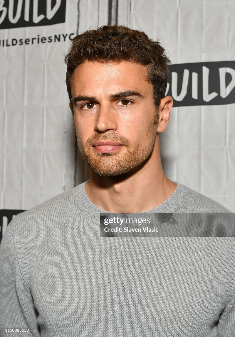 Theo James - Foto 9