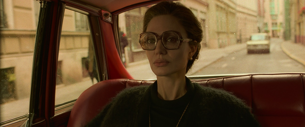 Angelina Jolie conquistou elogios da crítica por Maria Callas