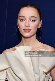 Phoebe Dynevor - Poster 1