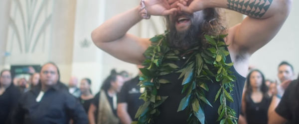 Jason Momoa se emociona na estreia de Aquaman no Havaí